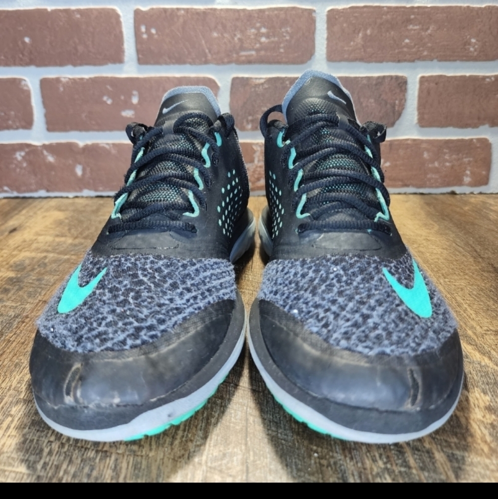 Nike women's running sneakers size 9. - Picture 2 of 5